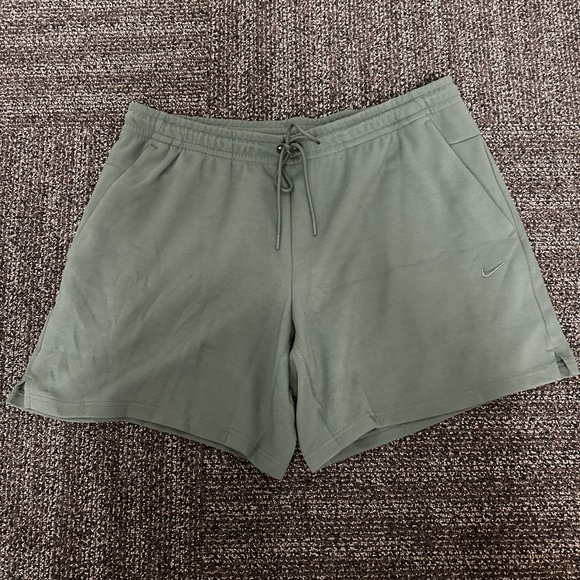 Nike Dri-Fit Training Shorts Mens Size XL Olive Green - Picture 1 of 12